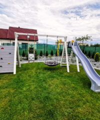 plac zabaw szara zjeżdżalnia huśtawka ścianka wspinaczkowa do ogrodu